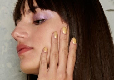 El amarillo mantecoso que arrasa en TikTok llega a las uñas: los barnices con los que sumarse a la tendencia